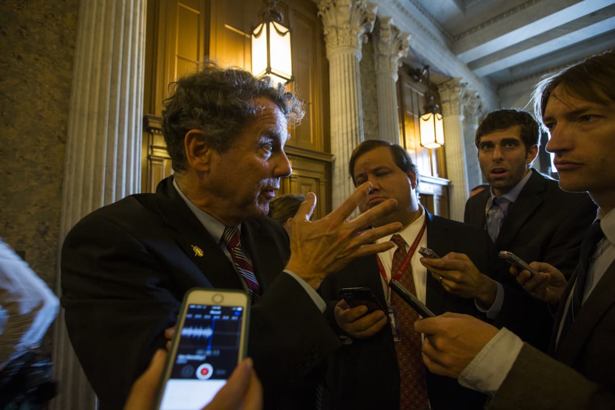 Sherrod Brown toimittajien tentattavana.