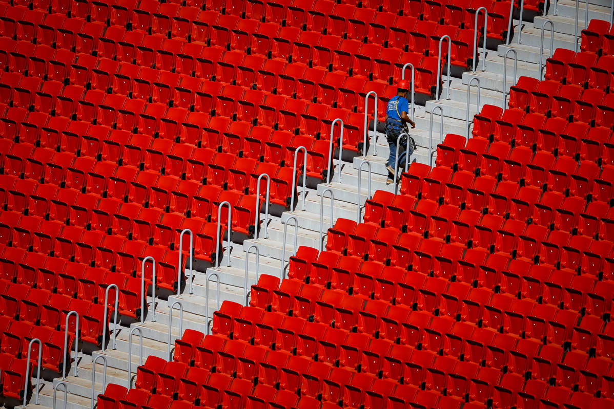 Työntekijä Mane Garrincha -monikäyttöstadionin katsomossa.