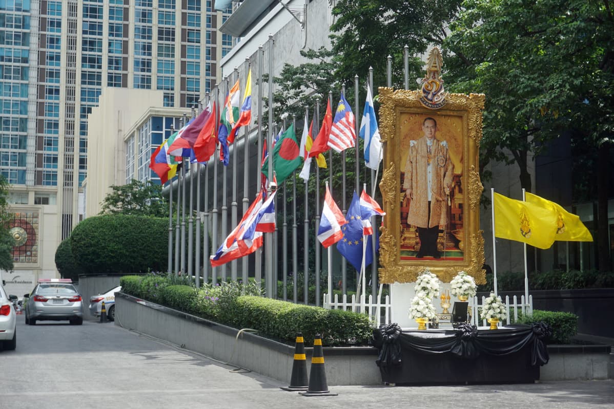 Lippuja ja Thaimaan kuninkaan kuva EU- ja Asean-maiden kokouspaikan ulkopuolella Bangokissa.