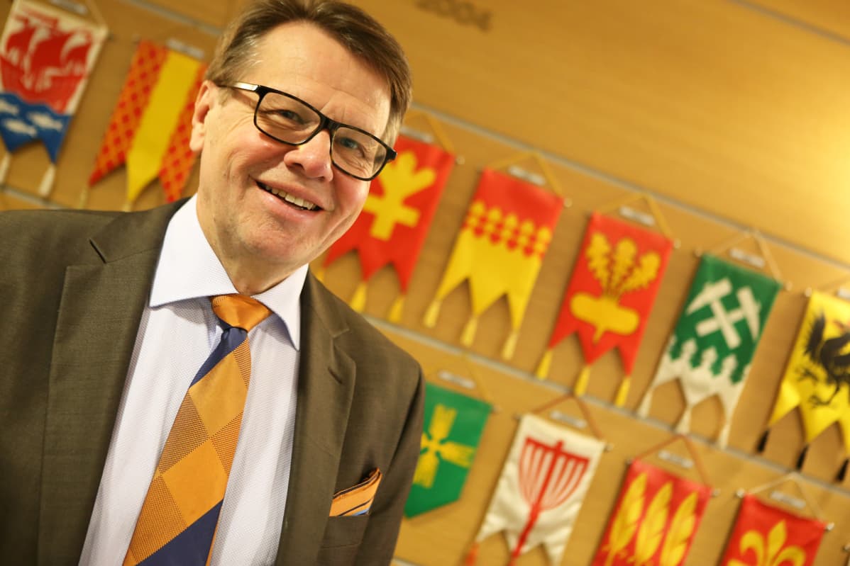 Varsinais-Suomen maakuntajohtaja Kari Häkämies hymyilee kameralle.