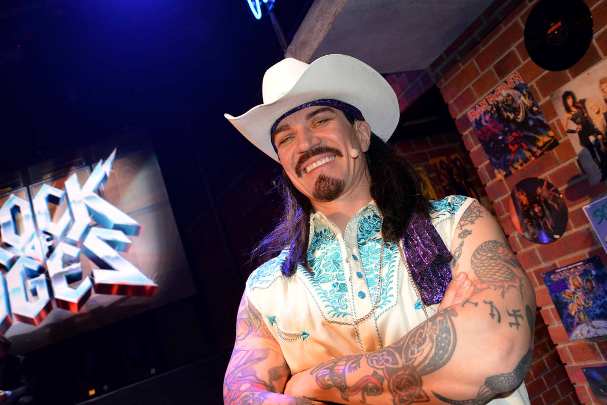 Veeti Kallio poseeraa kameralle Rock of Ages -musikaalin rooliasussa.