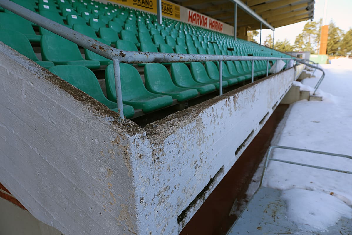Stadion on päässyt rappeutumaan monin paikoin huonoon kuntoon.