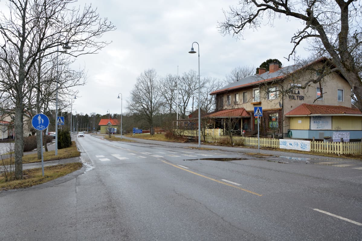Kustavin keskustan läpimenevä tie.