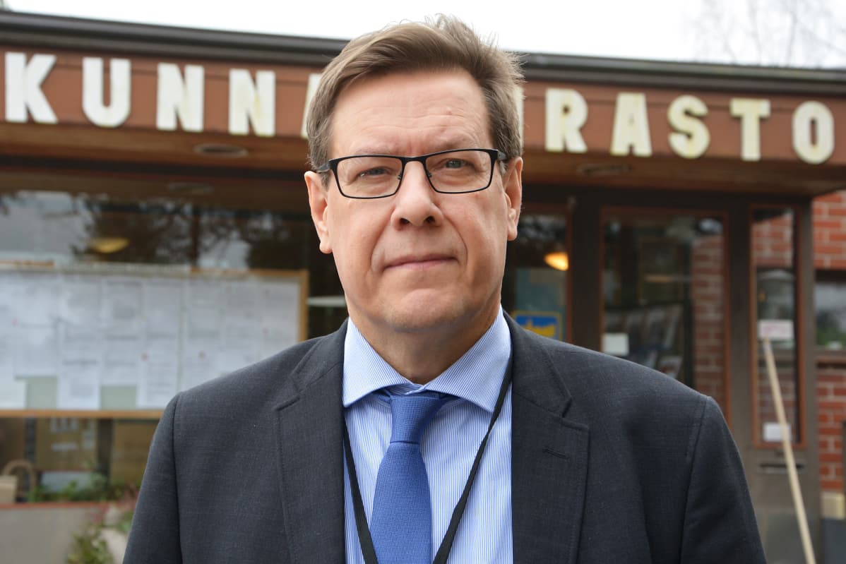 Mies seisoo kunnantalon edessä.