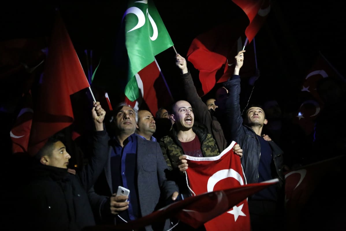 Recep Tayyip Erdoganin kannattajat osoittivat mieltään Hollantia vastaan Ankarassa.