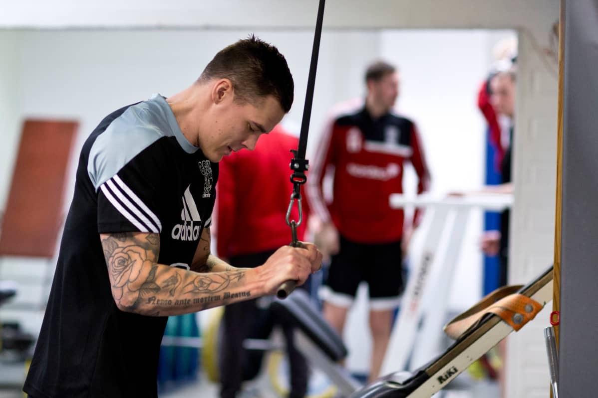 Nico Rönnberg nostaa painoja