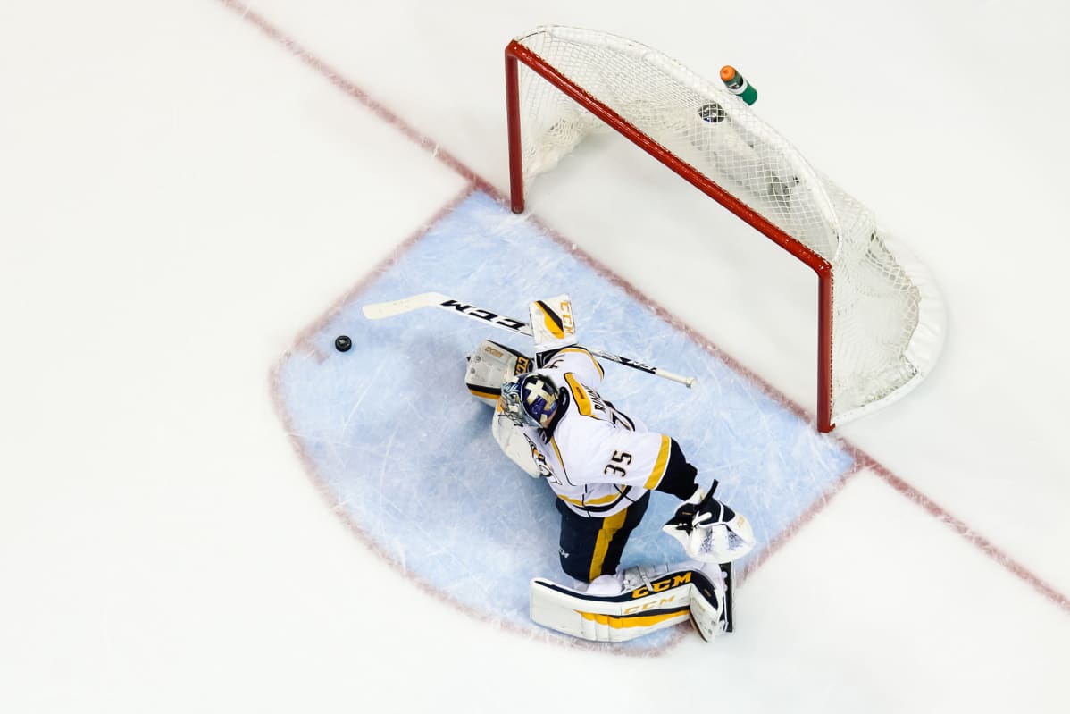 Pekka Rinne torjuu laukauksen.