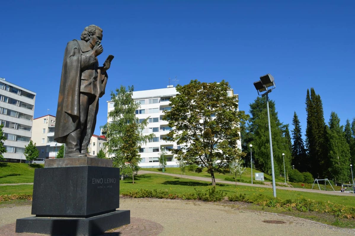 Eino Leinon patsas Kajaanin rantapuistossa.