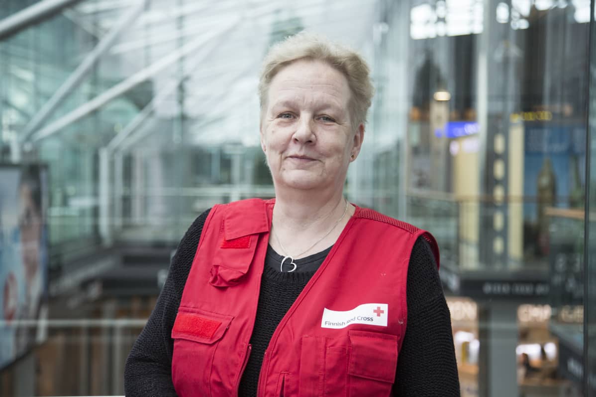 Sairaanhoitaja Kati Partanen on pukeutunut Suomen Punaisen Ristin liiviin.