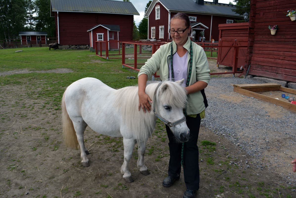 Eläintenhoitaja Katja Känsäkoski rapsuttaa eläinten vanhainkoti Wanhan Markin uusinta tulokasta Ylistarossa.