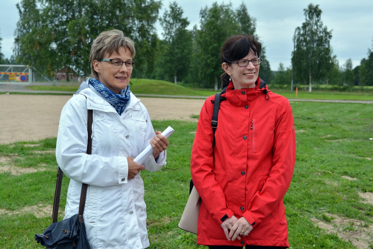 Vastaava ohjaaja Riitta Luoma (vas.) ja Kauhavan kaupungin hallintojohtaja Liisa Salo Kauhavan urheilukentän laidalla Ryhtiä ruotoon -liikuntakerhossa.