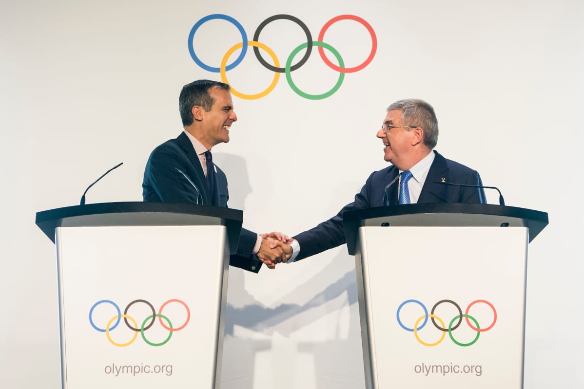 Los Angelesin pormestari Eric Garcetti ja Kansainvälisen olympiakomitean puheenjohtaja Thomas Bach kättelevät.