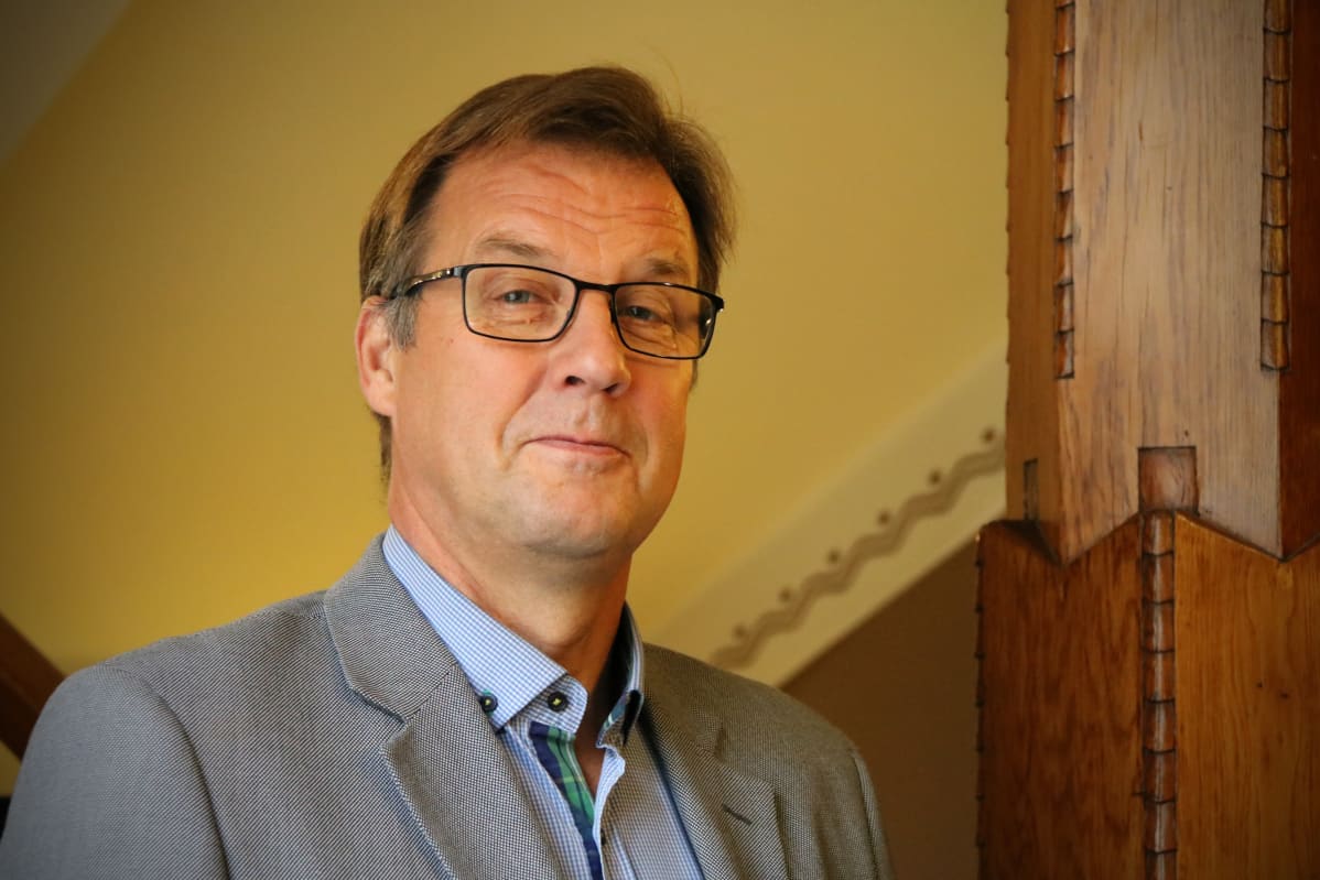 Kari Karjalainen Joensuun kaupungintalon portaikossa.
