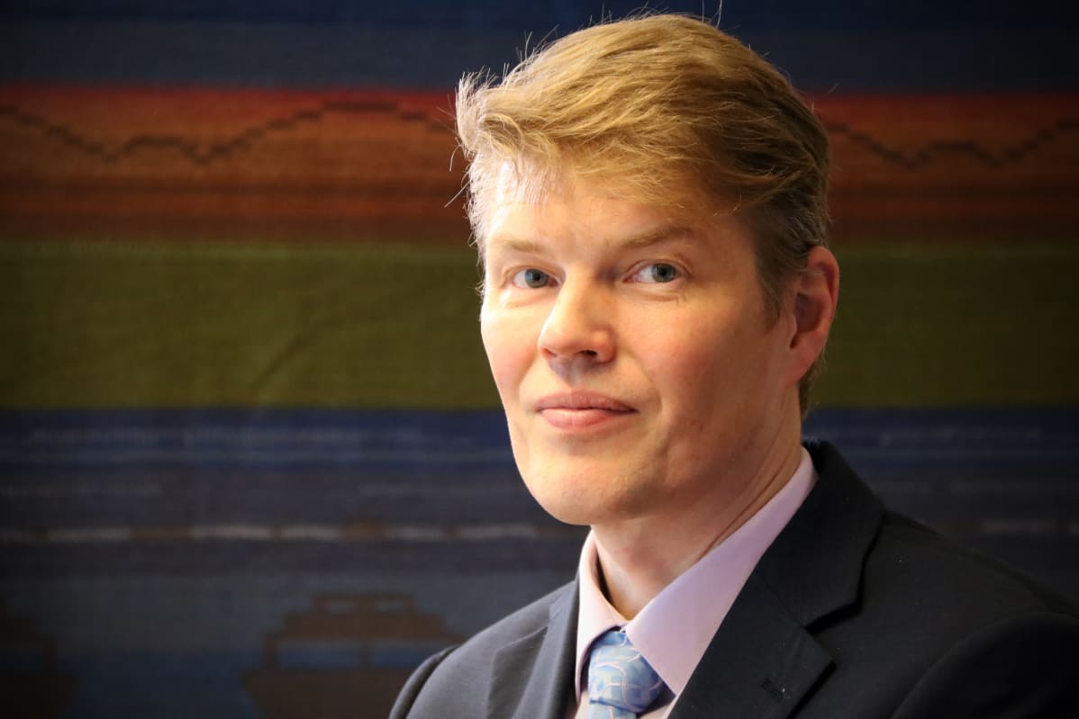 Jarkko Määttänen työhuoneessaan.