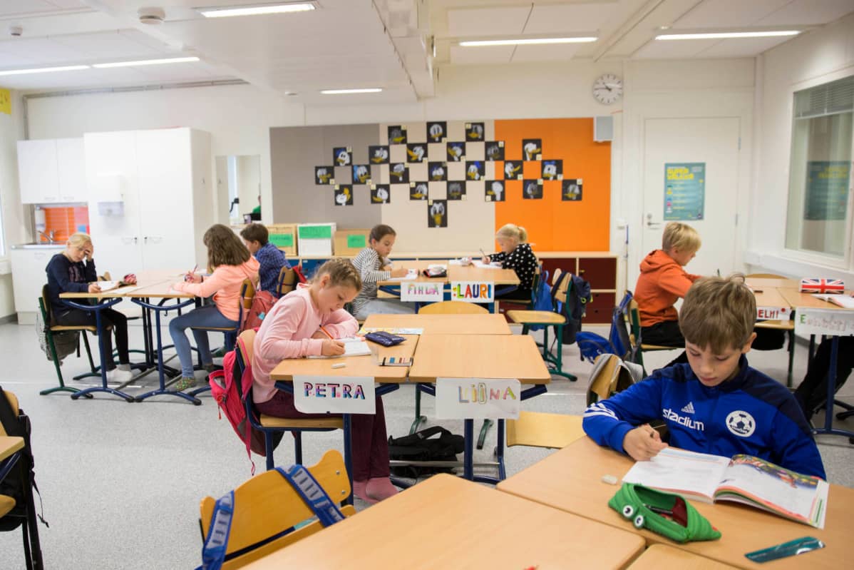 Espoon Aarnivalkean koulun nelosluokkalaisia väistötiloissa Pohjois-Tapiolassa
