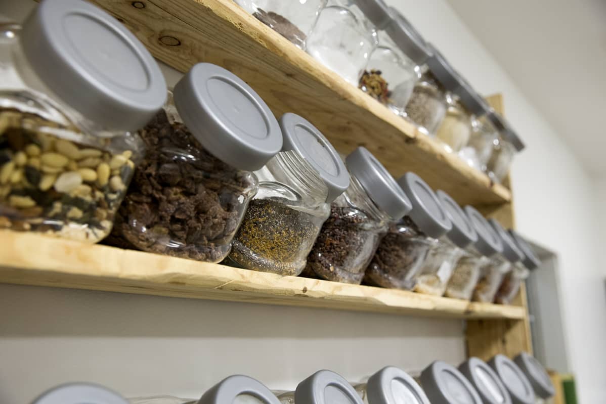 Foodinin valikoimista löytyy parisataa raaka-ainetta yrteistä proteiineihin ja gluteenittomiin viljoihin.