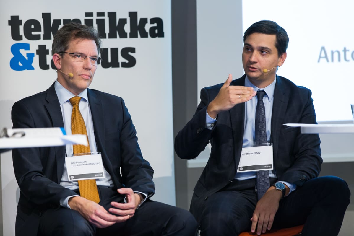 Rusatom Energy Internationalin kaupallinen johtaja Anton Dedusenko (vas) ja Suomen työ- ja elinkeinoministeriön energiaosaston osastopäällikkö Riku Huttunen.