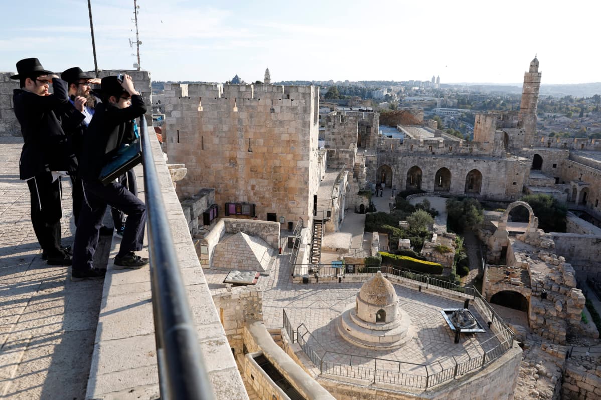 Ortodoksijuutalaisia Jerusalemin vanhan kaupungin tornissa