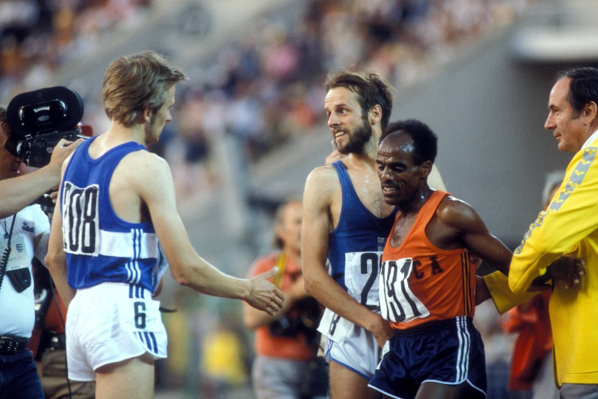 Kaarlo Maaninka och Lasse Virén gratulerar Miruts Yifter, 10 000 meter OS 1980.