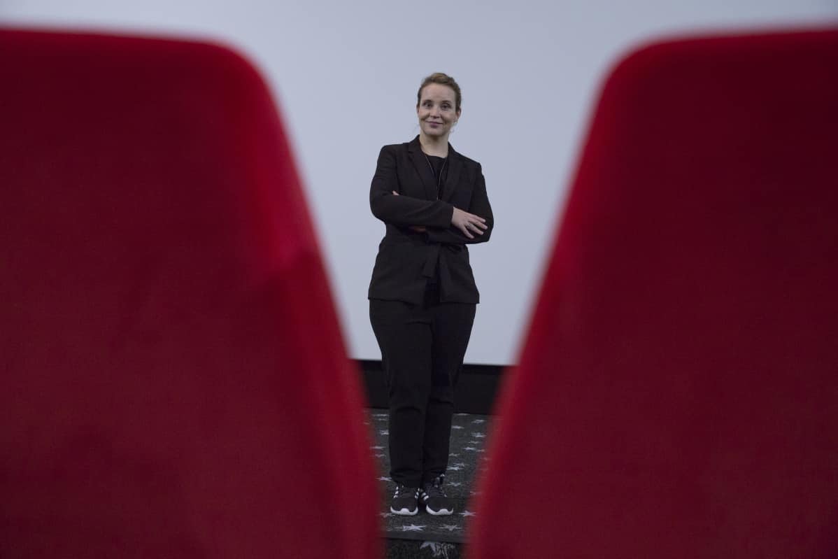 Hölmö nuori sydän on käsikirjoittaja Kirsikka Saaren ja Selma Vilhusen ensimmäinen pitkä yhteisprojekti Oscar-ehdokkuuden saaneen lyhytelokuvan Pitääkö mun kaikki hoitaa (2012) jälkeen.