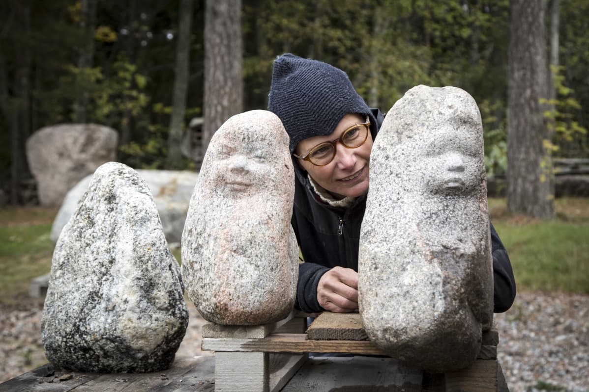 Anne Koskinen, kuvataiteilija. Työnsä äärellä