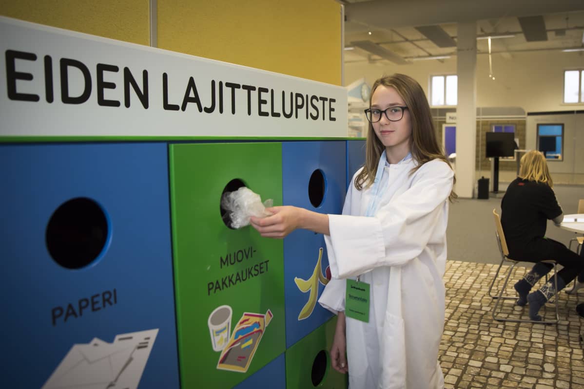 Kiertotalous tyttö roskiksilla
