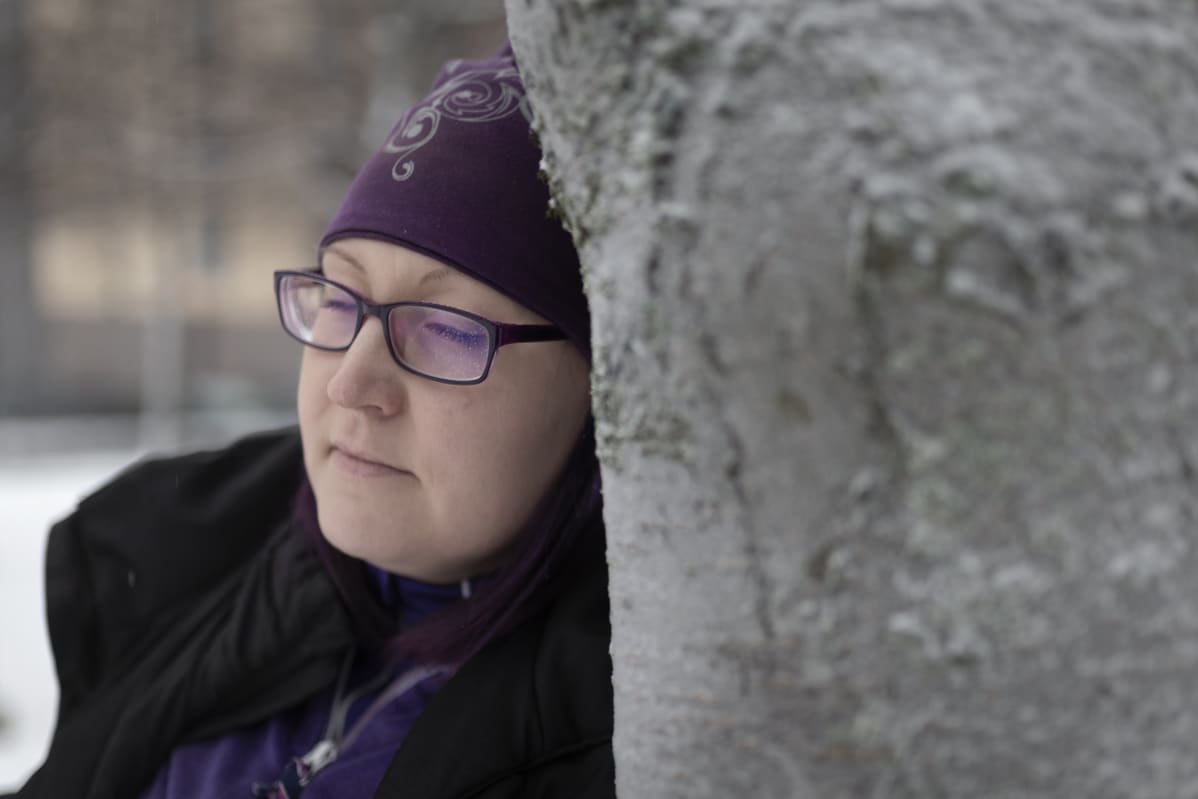 Lähikuva silmiään kiinni pitävästä Outi Sorsasta.