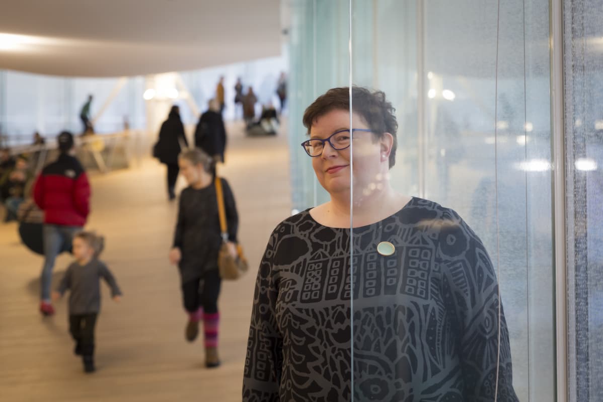 Yleisten kirjastojen konsortion puheenjohtaja Virva Nousiainen-Hiiri on mukana suunnittelemassa Suomeen valtakunnallista e-kirjastoa.