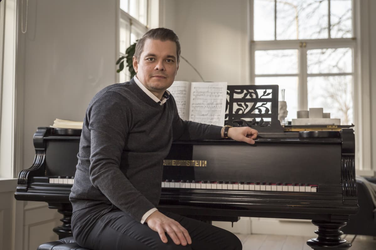 Tuomas Katalaja, oopperalaulaja kotonaan hämeenlinnssa