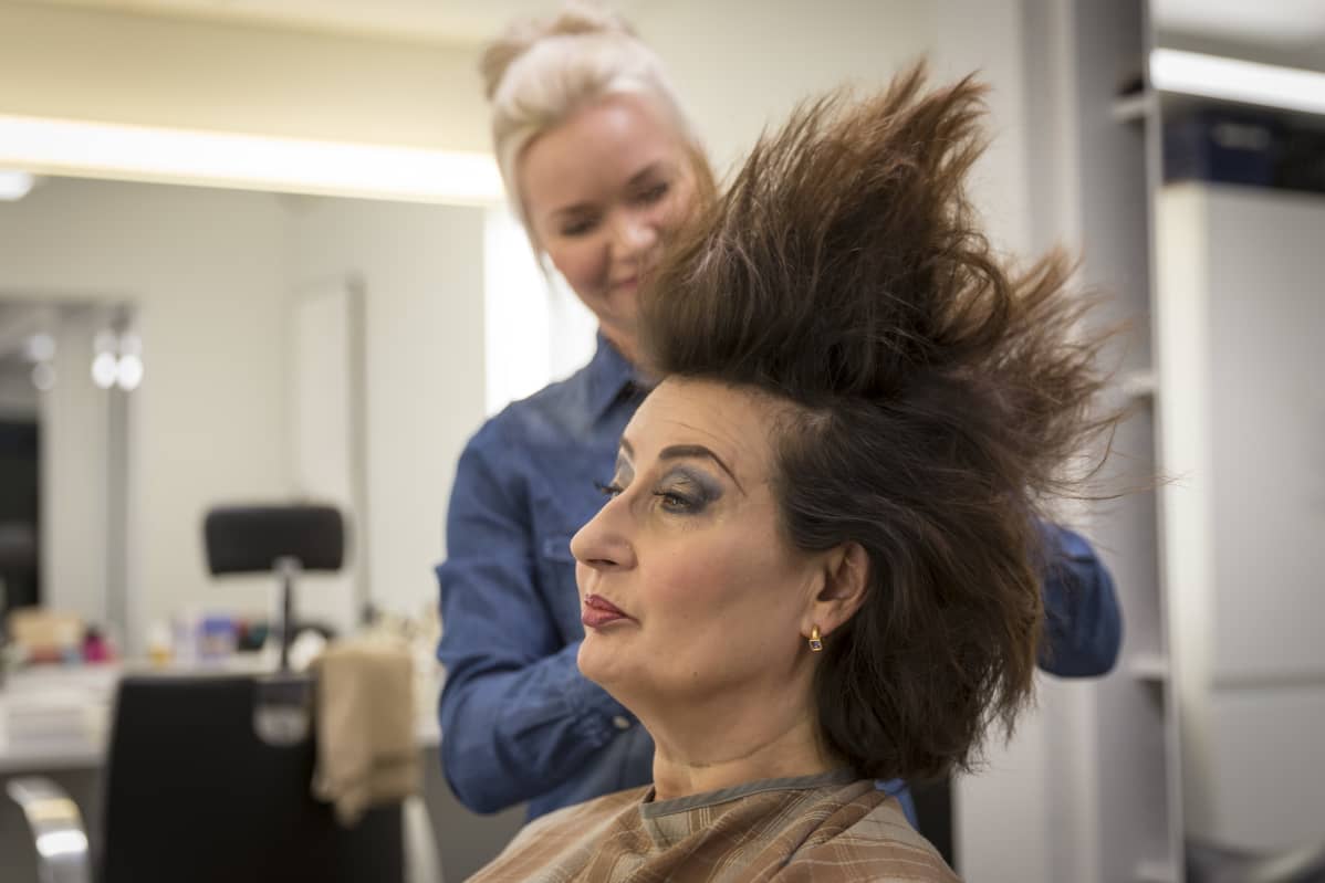 Heidi Herala, näyttelijä Helsingin kaupunginteatterin kampaamossa.