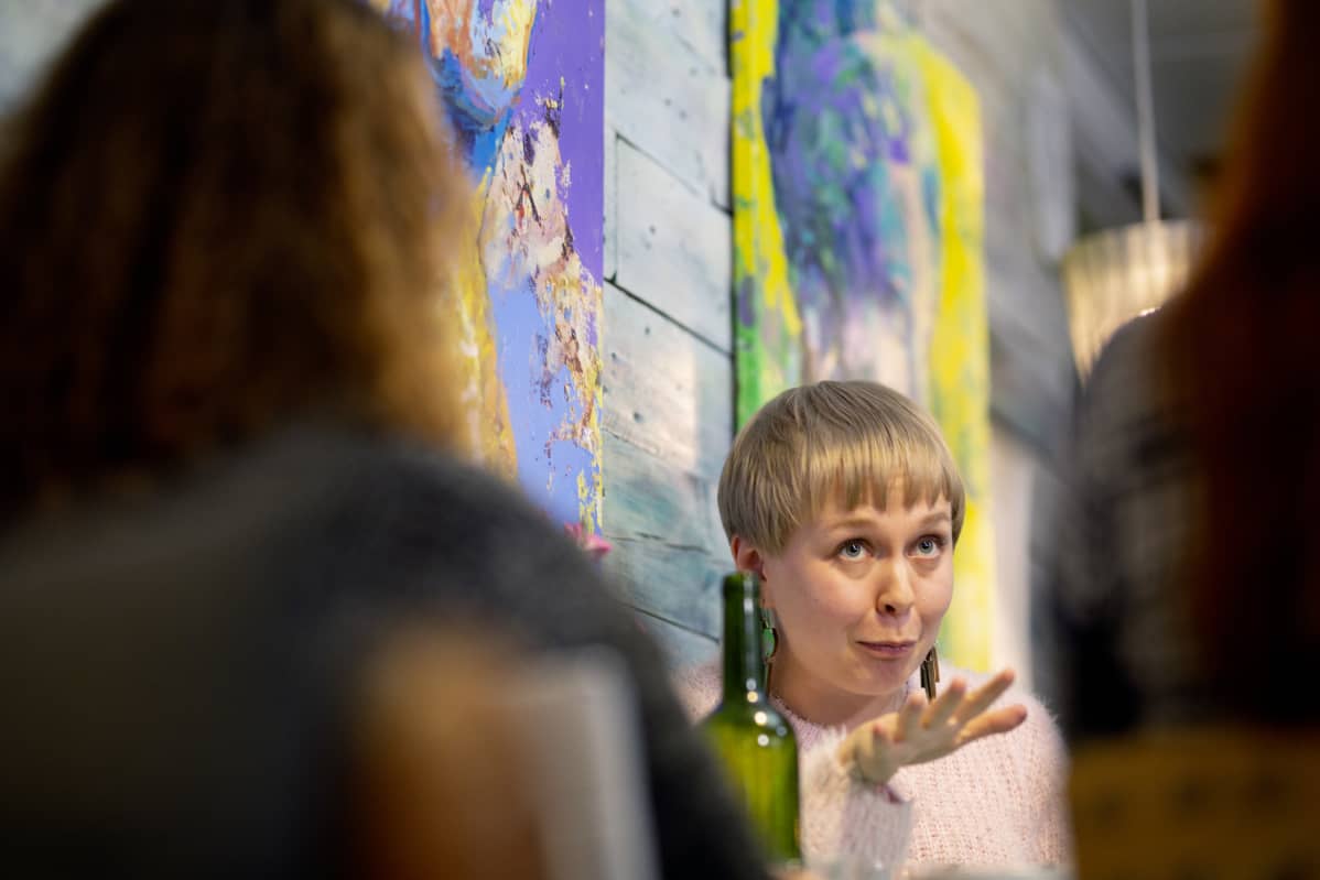 Jemina Viitala, Mertta Hätinen ja Laura Liimatainen keskustelevat lapsettomuudesta kahvilassa