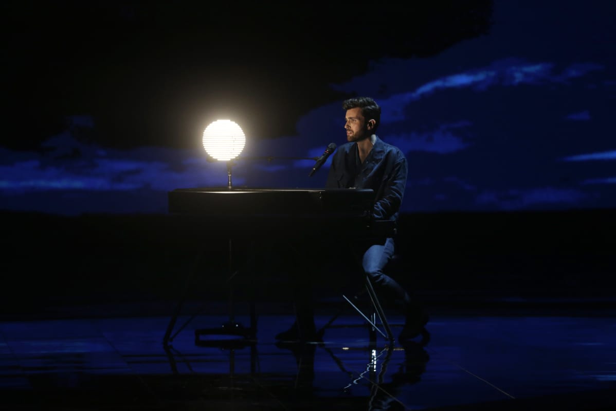 duncan laurence sjunger sittandes vid ett elpiano och har en liten lampa bredvid sig