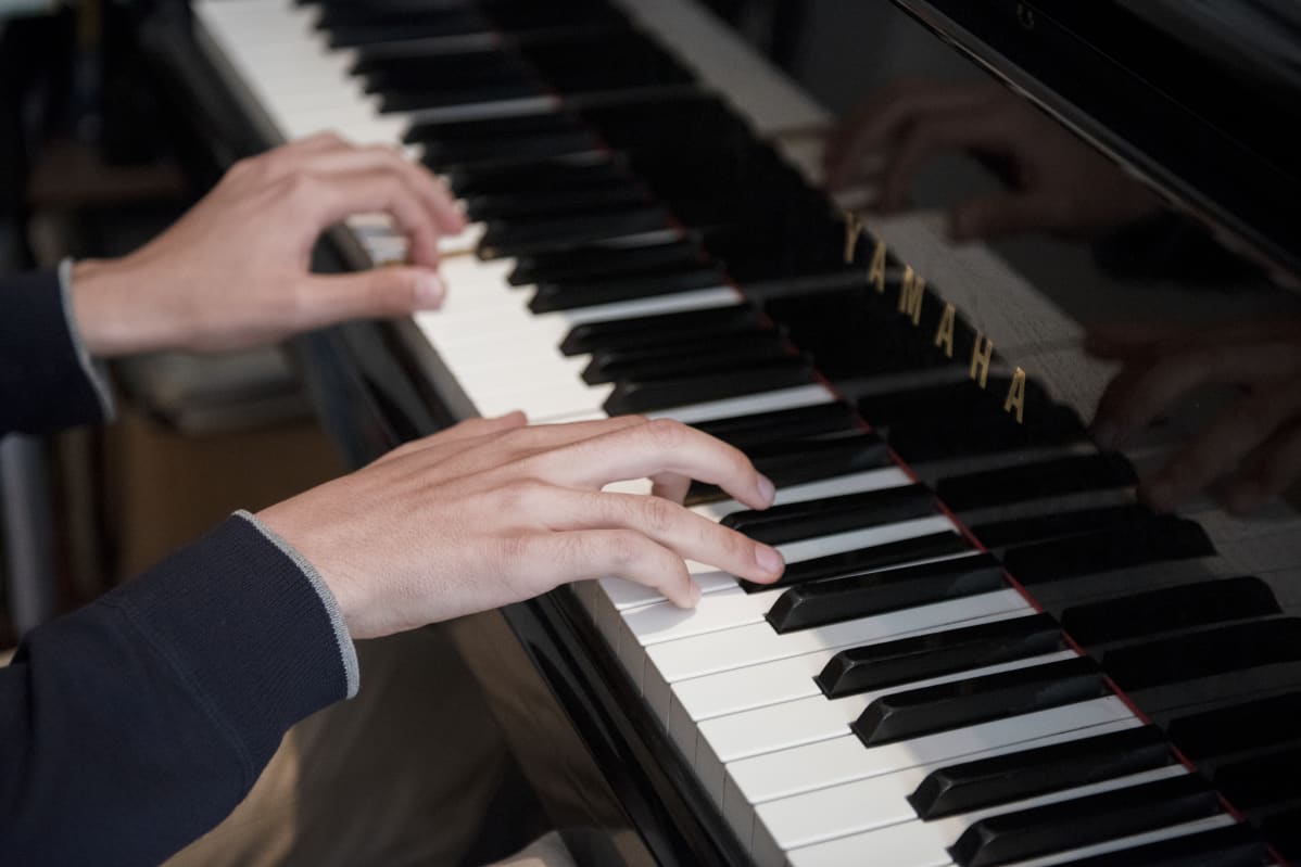 Anton Mejias soittaa pianoa.