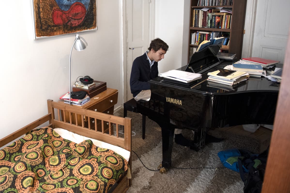 Anton Mejias soittaa huoneessaan Pianoa.