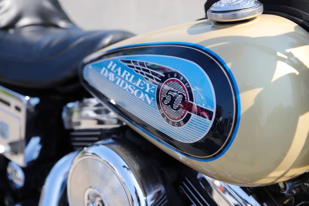 Harley-Davidson -merkki moottoripyörän tankissa.