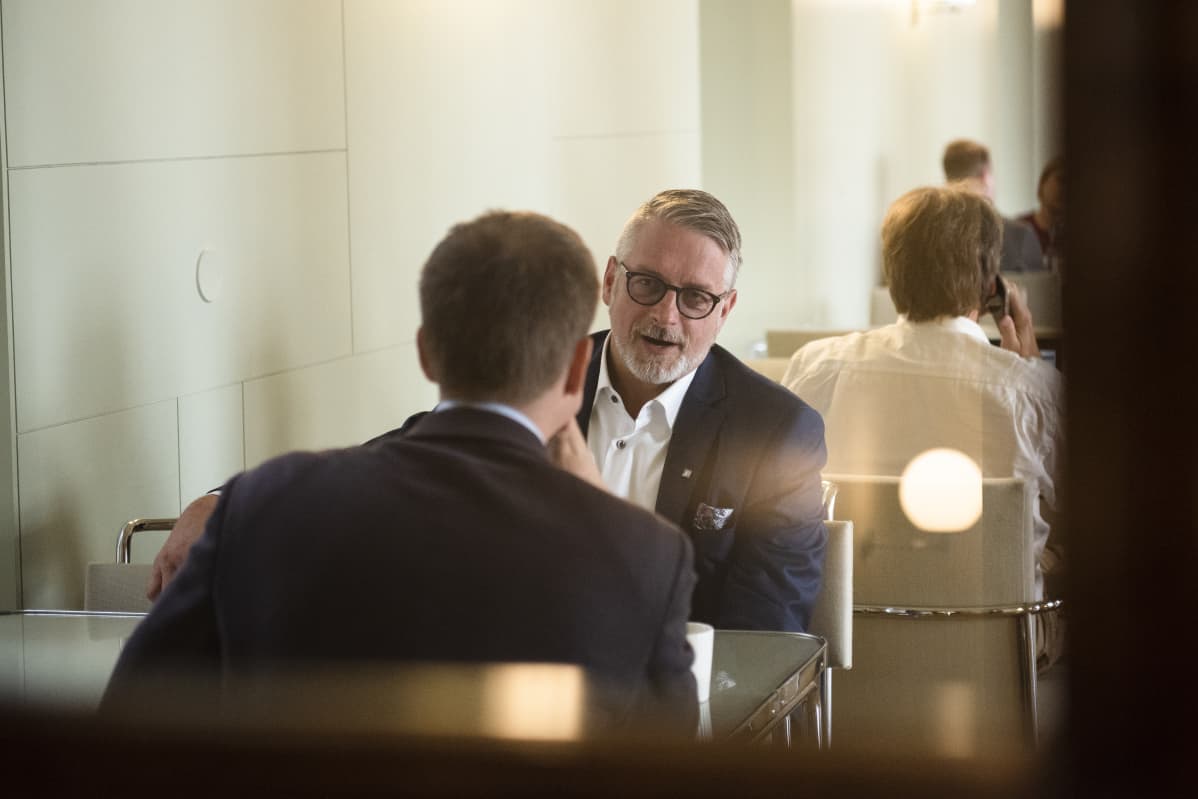 Marko Kilpi haastateltavana Eduskuntatalon kahvilassa.