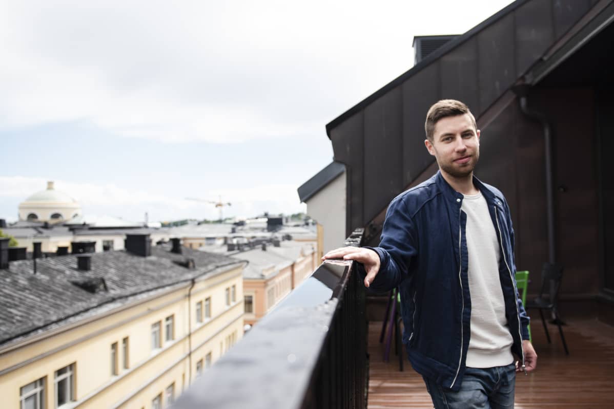 Aleksi Neuvonen parvekkeella.