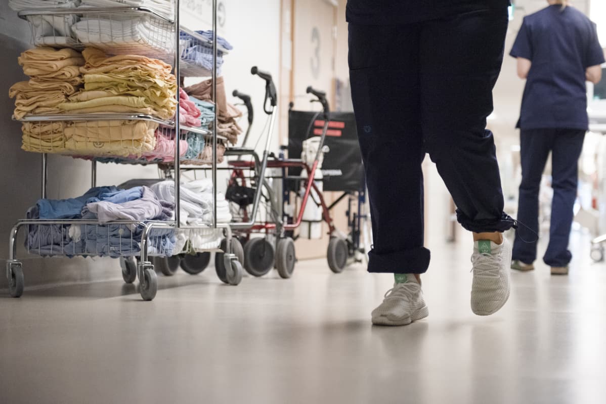 Sairaanhoitaja kävelee.