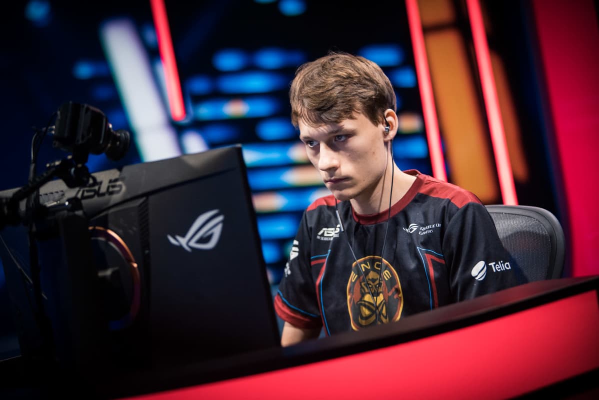 Joona Sotala pelaa StarCraft II -peliä.