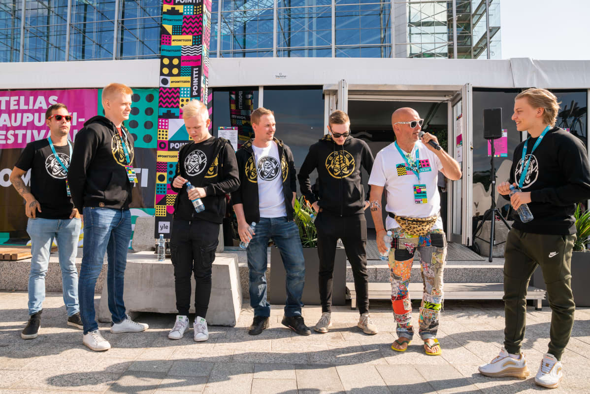Suomalainen Counter-Strike-joukkue ENCE tapasi fanejaan Pointti-tapahtumassa. Maailman huippuihin kuuluva tiimi keräsi ympärilleen suurehkon yleisön.