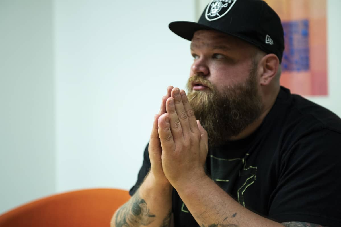 Entinen toimittaja Tuomas rajala kertomassa esikoiskirjastaan, joka käsittelee avioeroa miehen näkökulmasta. Kuva OP:n rakennuksesta elokuussa 2019.