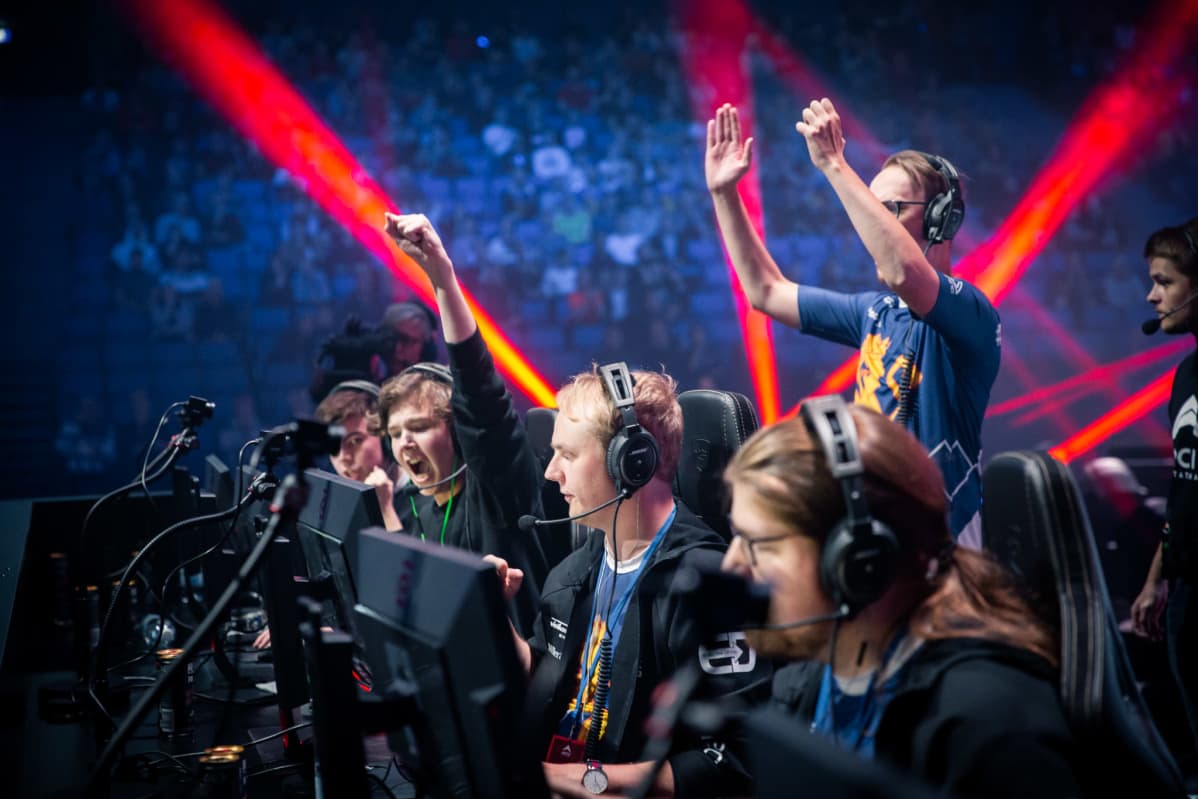 SJ Gaming juhlii kierroksen voittoa Arctic Invitational -tapahtumassa.