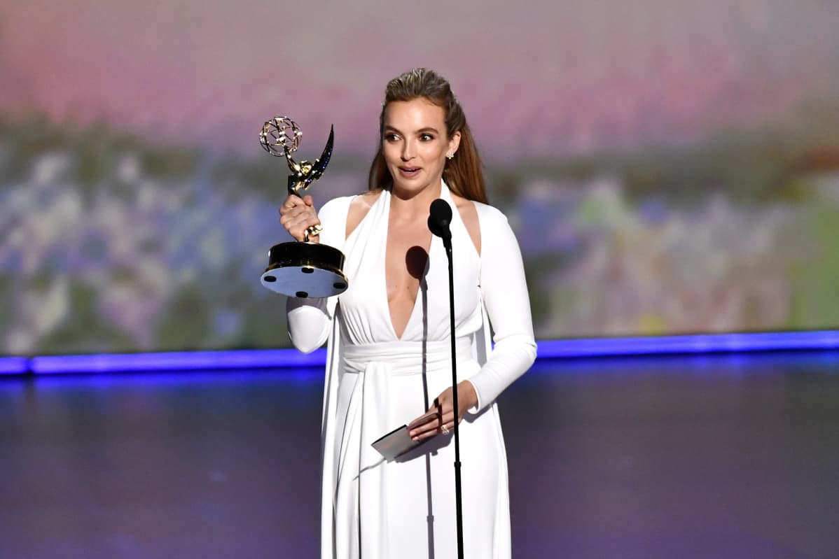 Jodie Comer håller tacktal efter att hon fått ta emot priset "bästa kvinnliga huvudroll i en dramaserie" på Emmygalan 2019.