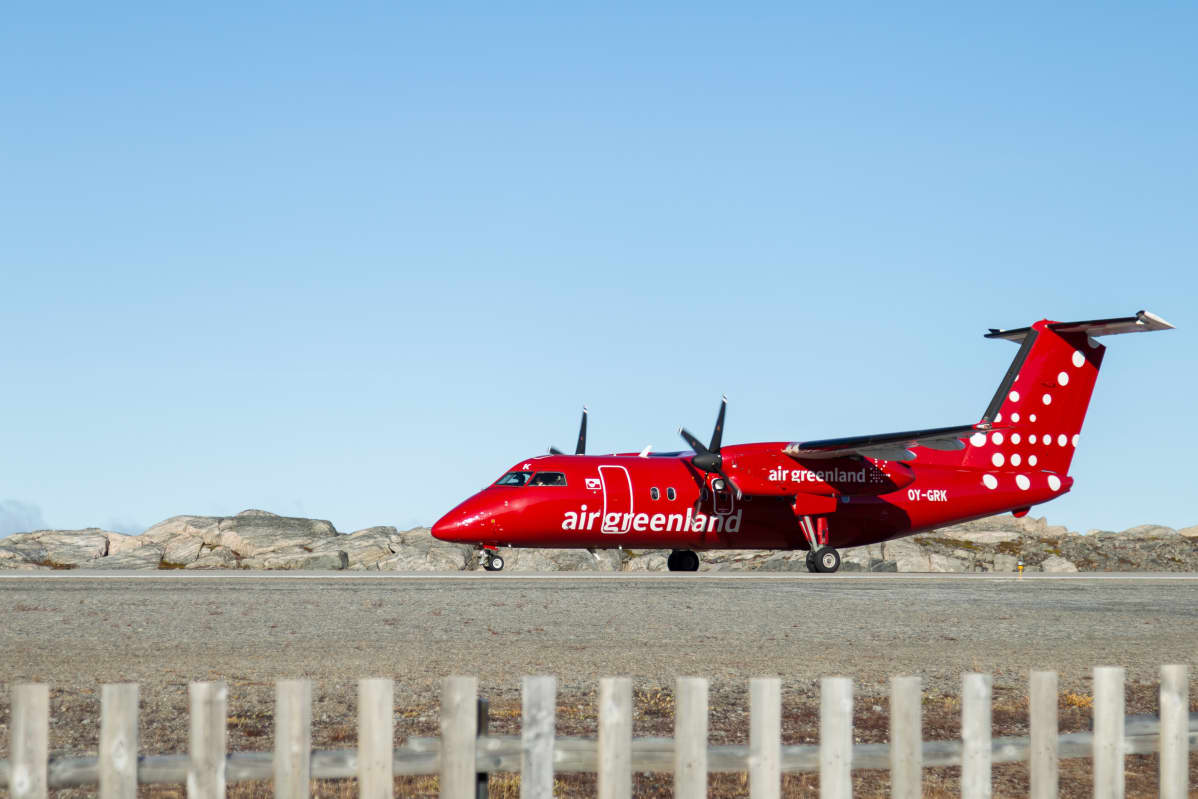 Air Greenlandin Dash-8-200 lentokone rullaa Nuukin lentokentän kiitotiellä