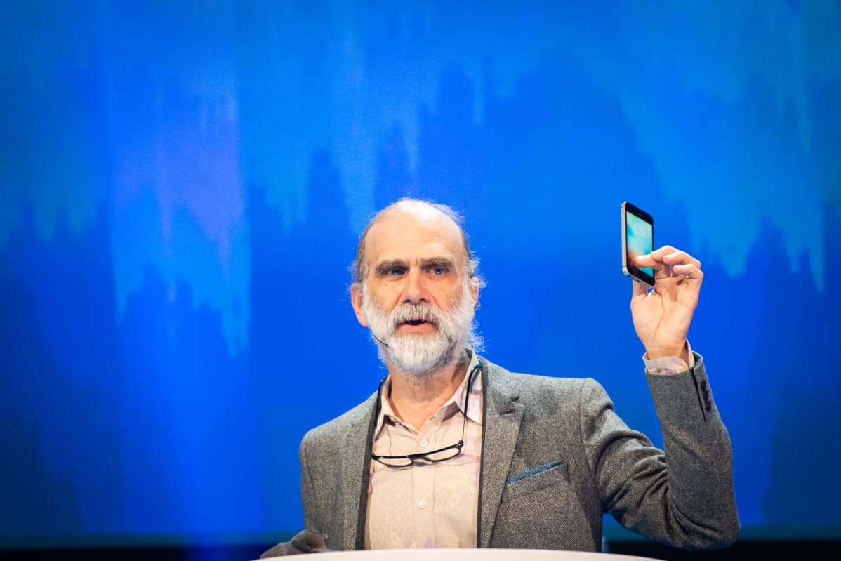 Bruce Schneier on yhdysvaltalainen tietoturva-asiantuntija. Hän on kirjoittanut useita kirjoja tietoturvasta ja kryptografiasta.