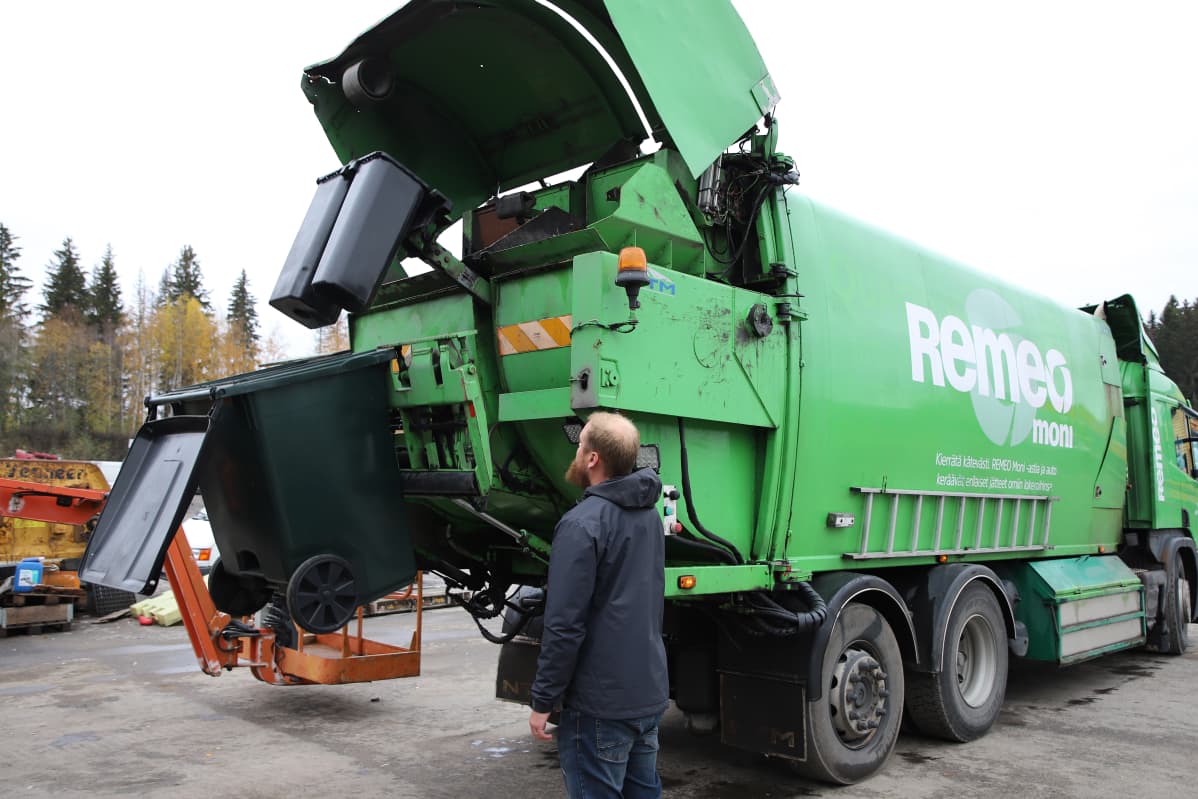 Monilokero jäteastiaa tyhjennetään jäteautoon