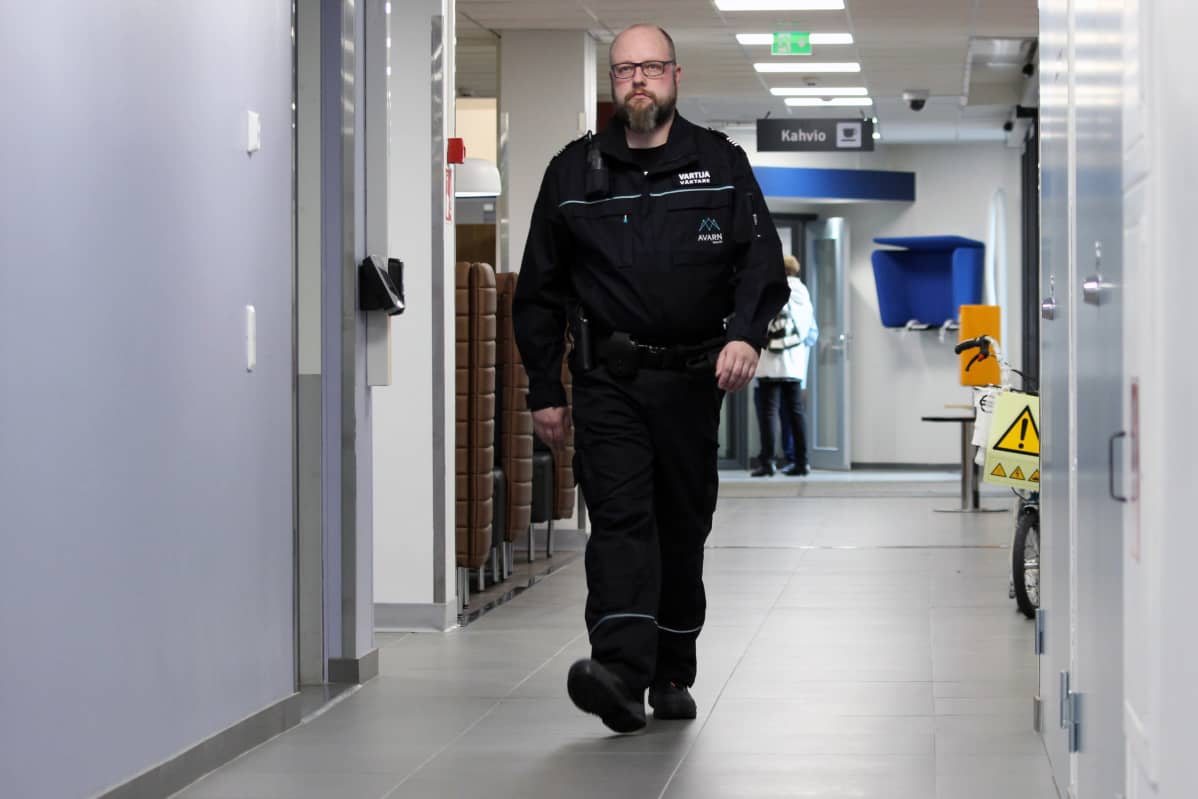 Avarn securityn pääluottamusmies Toni Lindgren Mikkelin keskussairaalan käytävällä.