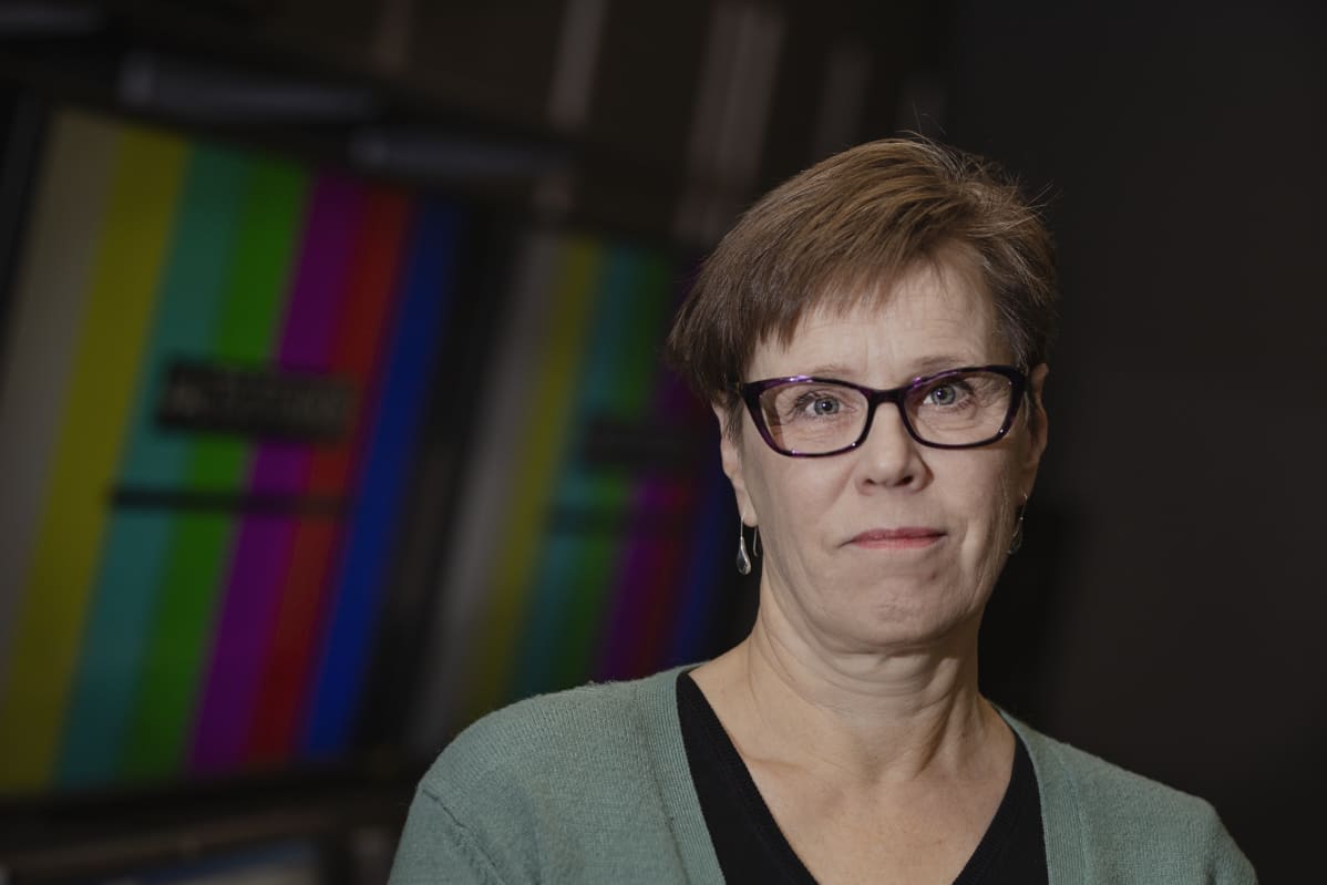 Elokuva- ja televisiokäsikirjoituksen professori Raija Talvio kuvattuna monitorien vieressä Aalto-yliopiston studioilla lokakuussa 2019.