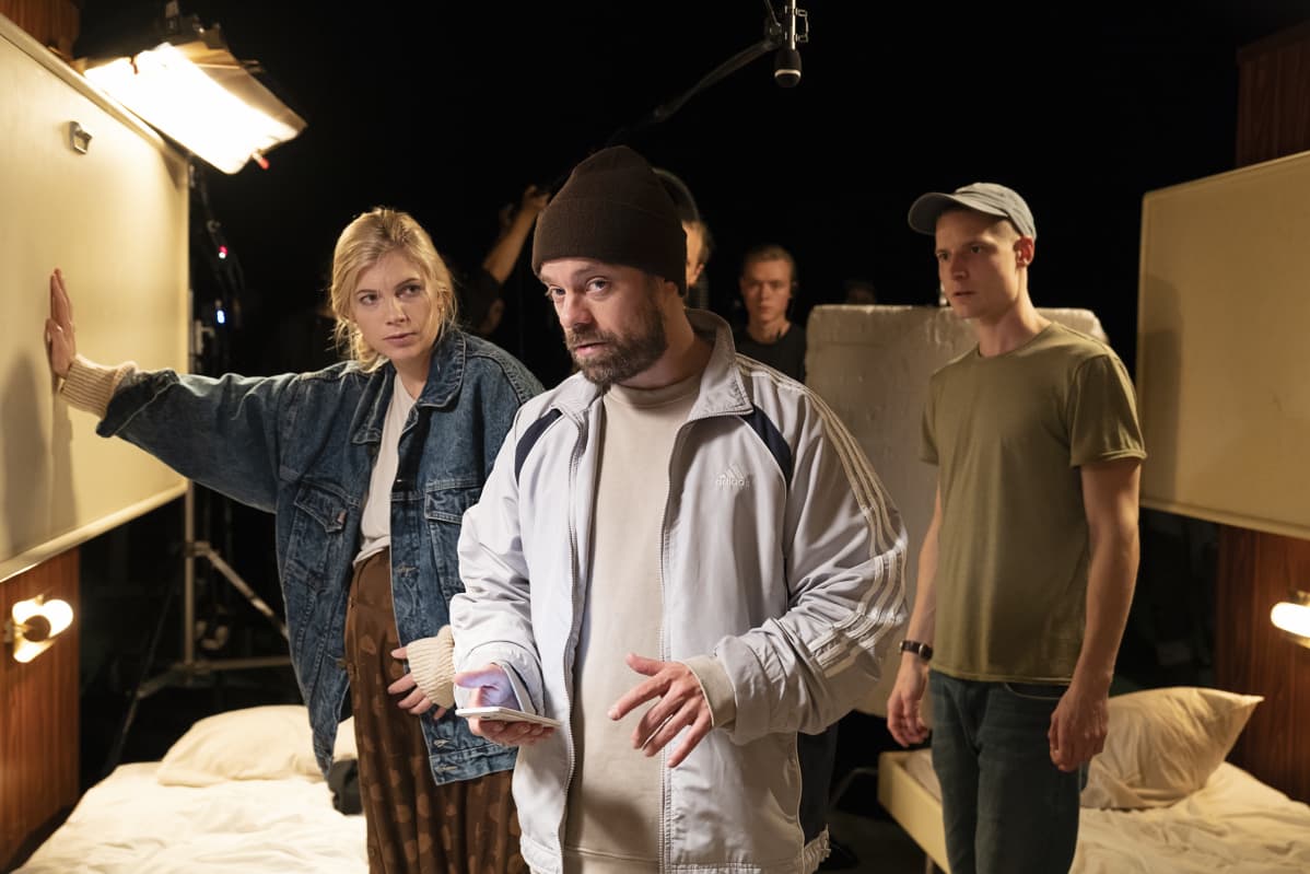 Kohtausta harjoitellaan ennen kuvausta Max Ovaskan ohjauksessa Aalto-yliopiston studiossa lokakuussa 2019.