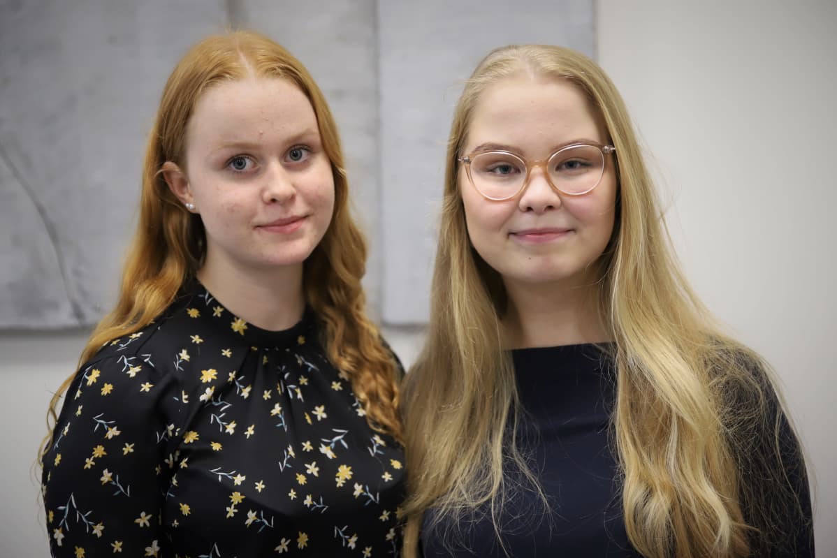 Lukiolaiset Venla Pasi ja Anni Rautiainen.